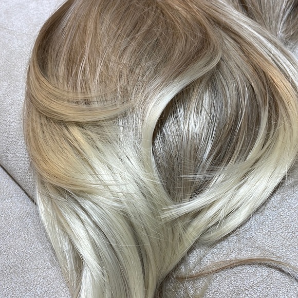 NWT 18” blonde wig classic light honey layers curtain bangs v light blonde ends - Picture 15 of 16